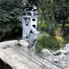 Demoledor Secundario FURUKAWA FRD modelos VM10ER, VM13ER, VM16ER, VM19ER, VM25ER, VM32ER, VM42ER, VM60ER y VM80ER demoliendo un puente de hormigón armado y cortando armaduras.