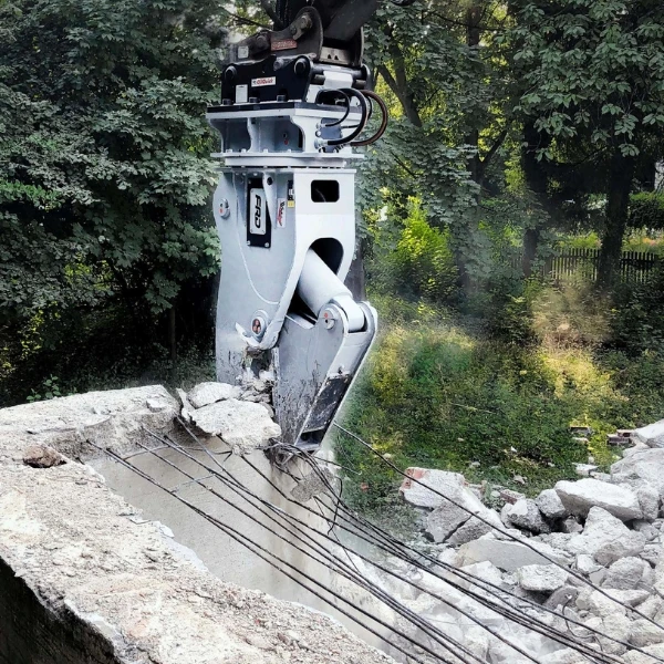 Demoledor Secundario FURUKAWA FRD modelos VM10ER, VM13ER, VM16ER, VM19ER, VM25ER, VM32ER, VM42ER, VM60ER y VM80ER demoliendo un puente de hormigón armado y cortando armaduras.