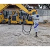 Martillo Hidráulico Furukawa F6LN Montado En Excavadora De Obra Pública Trabajando Sobre Terreno De Grava.