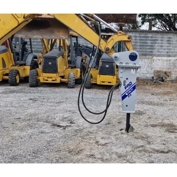Martillo Hidráulico Furukawa F6LN Montado En Excavadora De Obra Pública Trabajando Sobre Terreno De Grava.