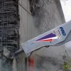 Martillo hidráulico Furukawa FXJ1070 trabajando en demolición de hormigón armado con armaduras, como accesorio de excavadora de gran tonelaje en obra pública.
