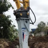 Martillo hidráulico Furukawa FXJ225 montado en excavadora de cadenas, trabajando en excavación y demolición de terreno en obra civil.