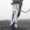 Martillo hidráulico Furukawa FXJ275 montado en excavadora, trabajando en una explotación de roca con alto rendimiento.