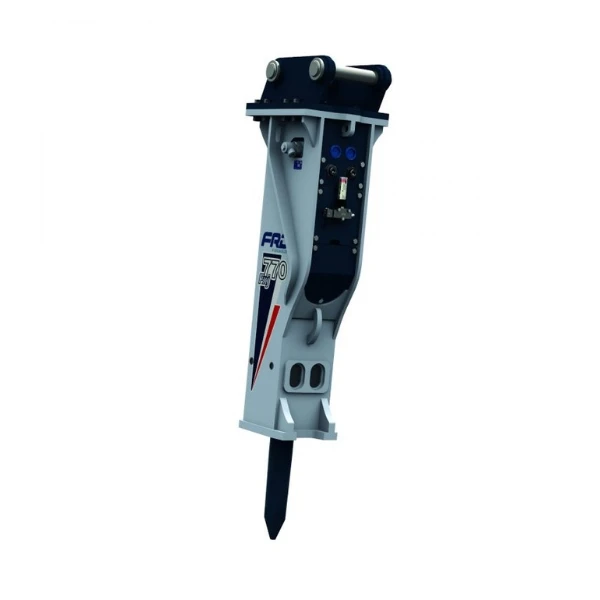 Martillo hidráulico Furukawa FXJ770 apoyado en el suelo de la obra, conectado a la excavadora y listo para trabajar en tareas de demolición y cantera con bajo nivel de ruido.