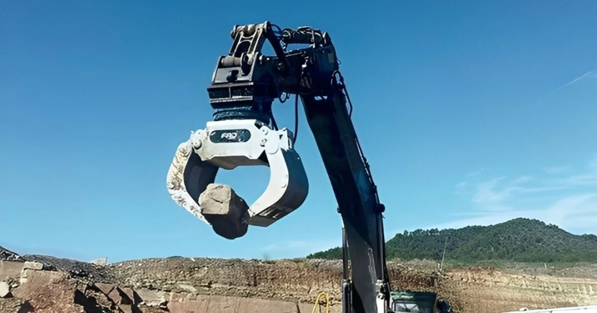 Pinza De Manipulación Furukawa Montada En Excavadora Sujetando Una Roca En Cantera.
