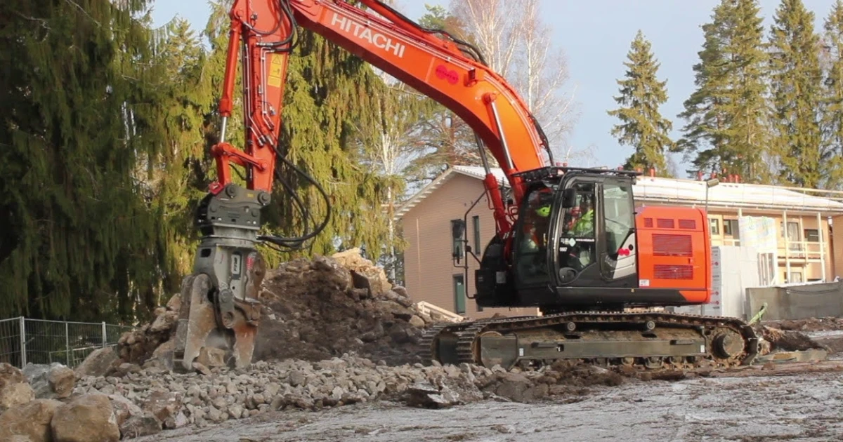 Multiprocesadores Furukawa VMX10 C, VMX13 C, VMX17 C, VMX25 C, VMX30 C y VMX35 C de la gama FRD trabajando con excavadora en demolición de roca y hormigón, suministrados por GRUPOCIBSA.