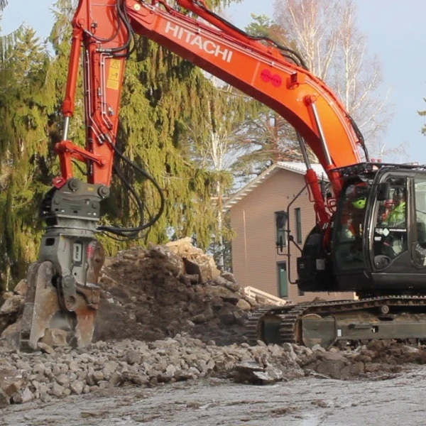 Multiprocesadores Furukawa VMX10 C, VMX13 C, VMX17 C, VMX25 C, VMX30 C y VMX35 C montados en excavadora de cadenas trabajando en obra pública de demolición y excavación, suministrados por GRUPOCIBSA.