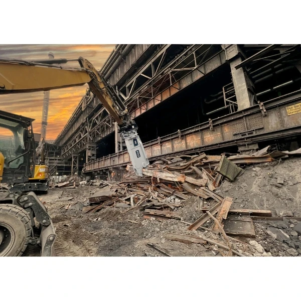 Excavadora Equiparada Con Cizalla Hidráulica Furukawa VR4ER, VR7ER, VR15ER, VR18ER-2, VR30ER-3, VR40ER-3, VR50ER-3, VR68ER-3, VR80ER-3, VR100ER-3, VR150ER-3 Y VR200ER-3 Cortando Estructuras De Acero Y Chatarra En Obra De Demolición.