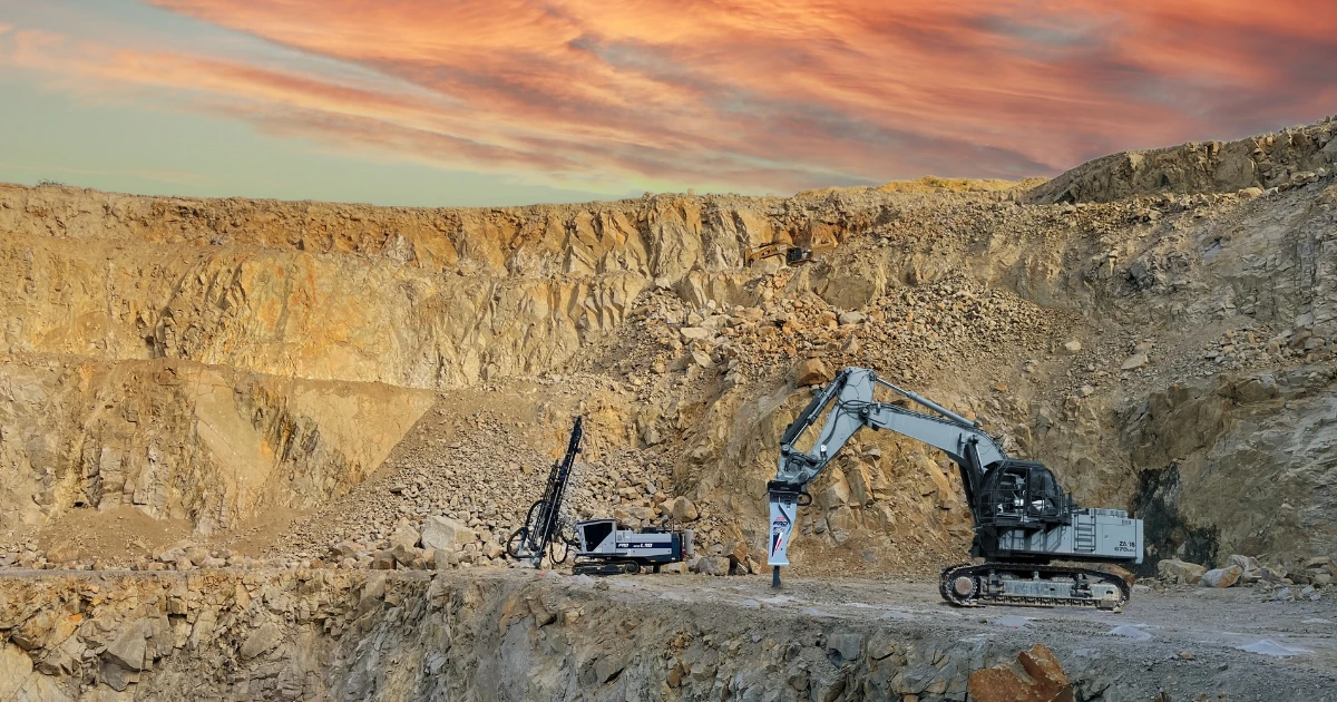 Furukawa FXJ125, FXJ175, FXJ225, FXJ275, FXJ375, FXJ475, FXJ770, FXJ1070 y FX55, FX45, FX35, FX25, FX15 trabajando con martillos hidráulicos FRD en cantera.