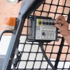 Operario manejando el panel de mandos de la CAMS Pavijet MG7 desde la cabina.