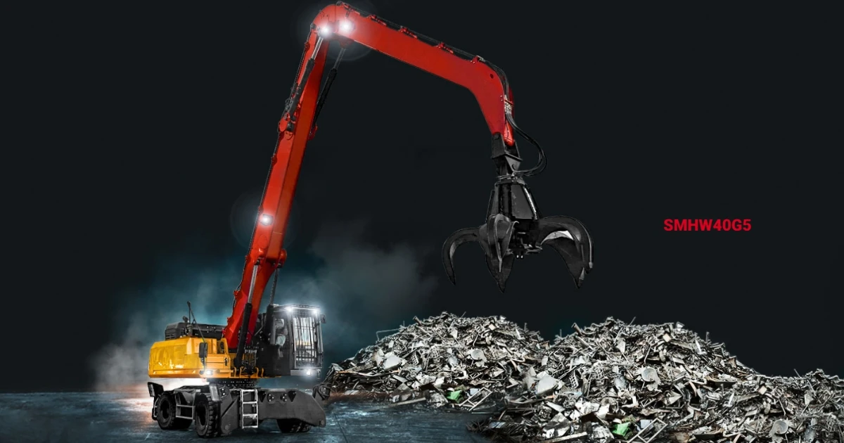 Manipuladora de materiales SANY SMHW40G5 con pluma larga y pulpo hidráulico trabajando sobre un gran montón de chatarra en planta de reciclaje.
