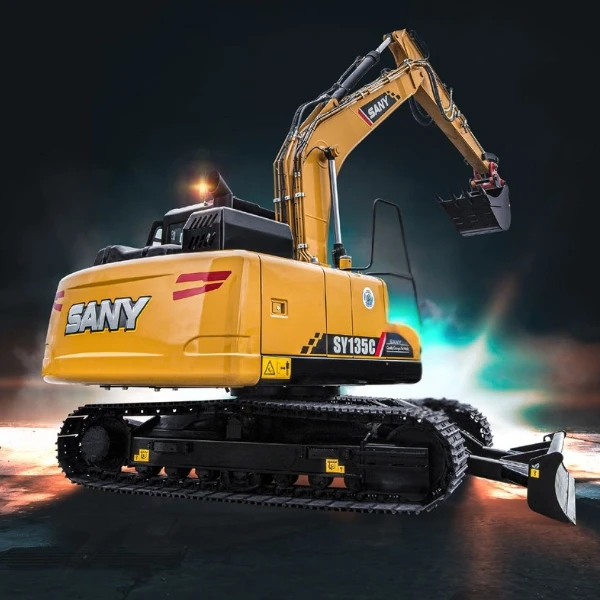 Imagen Heroica De La Excavadora Sany SY135C De Cadenas Iluminada Sobre Fondo Oscuro En Entorno Industrial.