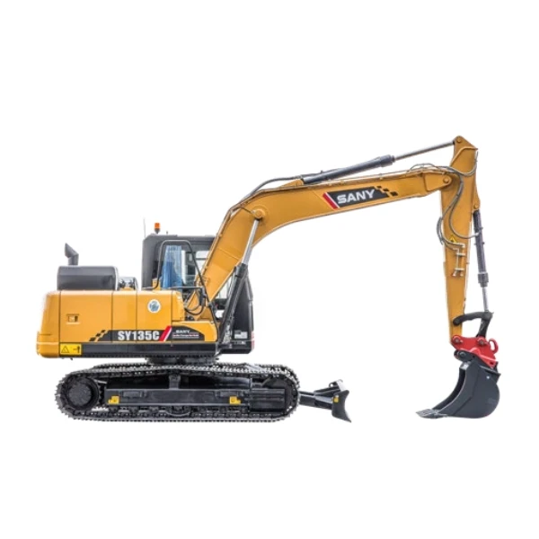Vista Lateral Completa De La Excavadora Sany SY135C Mostrando Cadenas, Cabina Y Brazo De Trabajo Sobre Fondo Blanco.