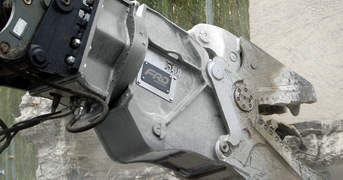 Multiprocesador Furukawa trabajando en demolición de hormigón con excavadora, perteneciente a la gama Furukawa VMX35-S, VMX30-S, VMX25-S, VMX17-S, VMX13-S y VMX10-S distribuida por GRUPOCIBSA.