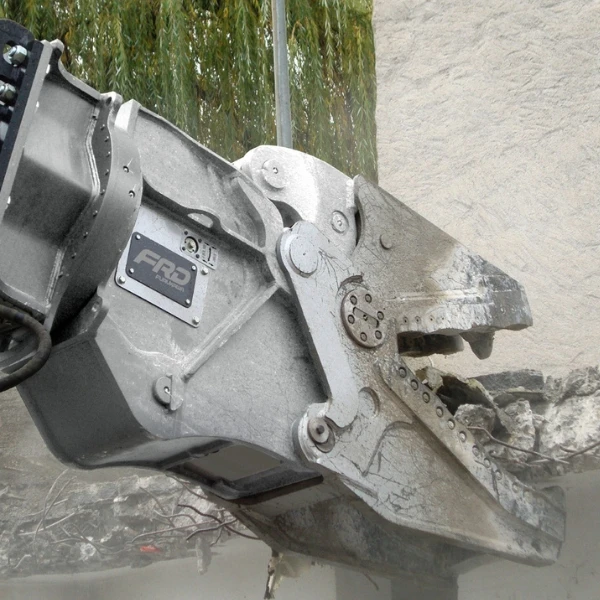 Multiprocesador Furukawa para excavadora realizando trabajos de demolición de estructuras de hormigón, perteneciente a la gama Furukawa VMX35-S, VMX30-S, VMX25-S, VMX17-S, VMX13-S y VMX10-S distribuida por GRUPOCIBSA.