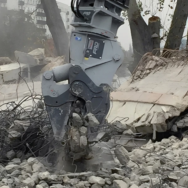 Multiprocesador Furukawa VMX10-M, VMX13-M, VMX17-M, VMX25-M, VMX30-M y VMX35-M trabajando en demolición sobre hormigón | GRUPOCIBSA.