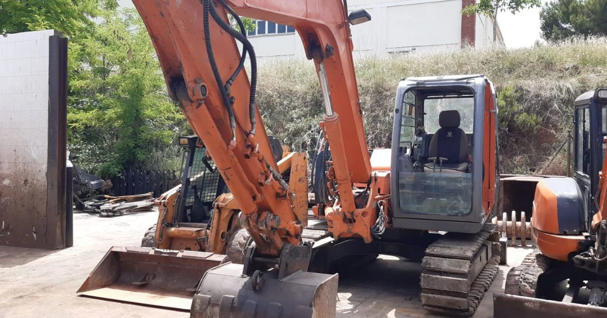 Hitachi ZX80 SB De Segunda Mano Trabajando Con Cuchara, Excavadora De Cadenas Para Excavación, Construcción Y Demolición Ligera.