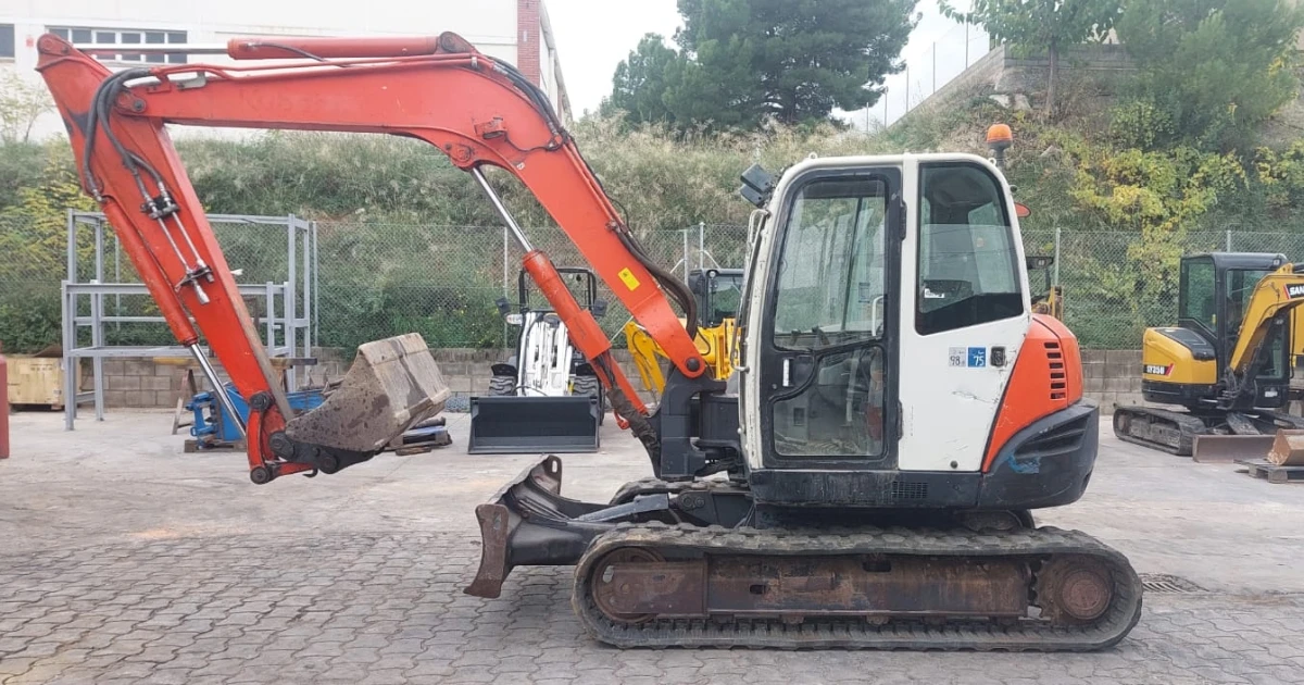 Excavadora Kubota KX080-3 Segunda Mano En Vista Lateral Para Obra.