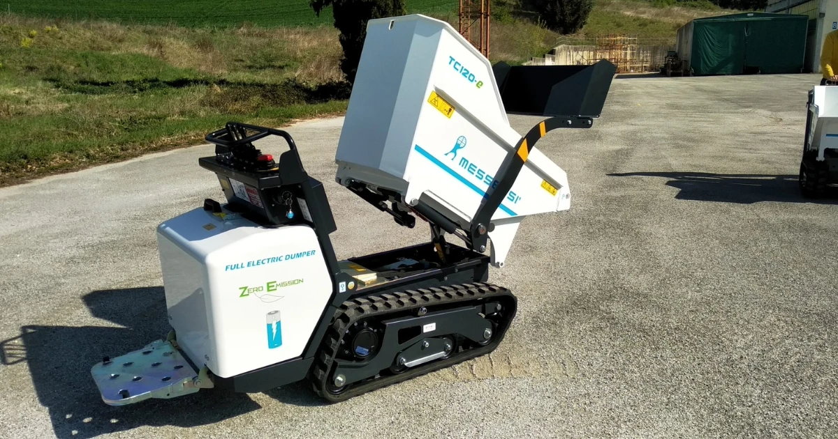 Messersi TC120 Electric con cajón basculante elevado y plataforma operador plegable para trabajo en interiores.