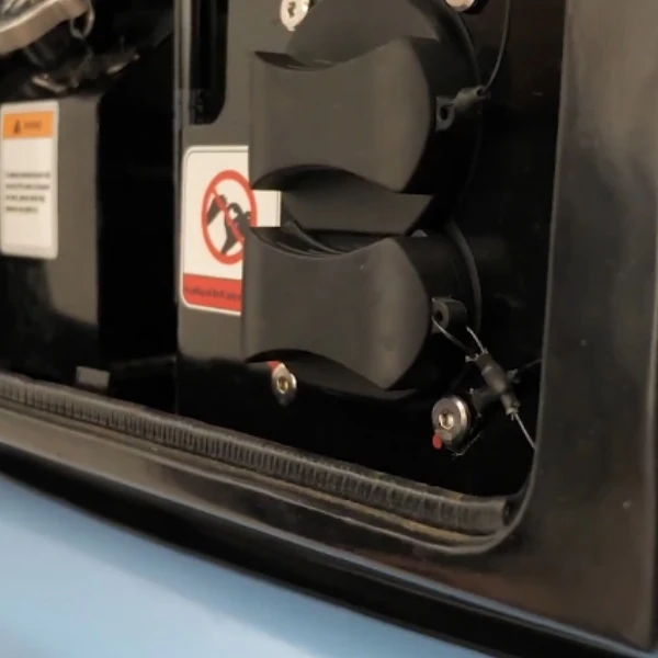 Detalle de las tomas de servicio y conexiones de la mini excavadora eléctrica SANY SY19E SY19E2.