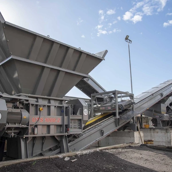 Planta De Trituración Eléctrica Cams UTS 1000 En Funcionamiento Para Reciclaje De Materiales.