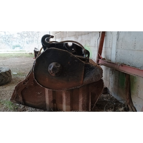 Cuchara trituradora MB BF90.3 S4 usada, vista lateral del conjunto con carcasa y conexiones hidráulicas.