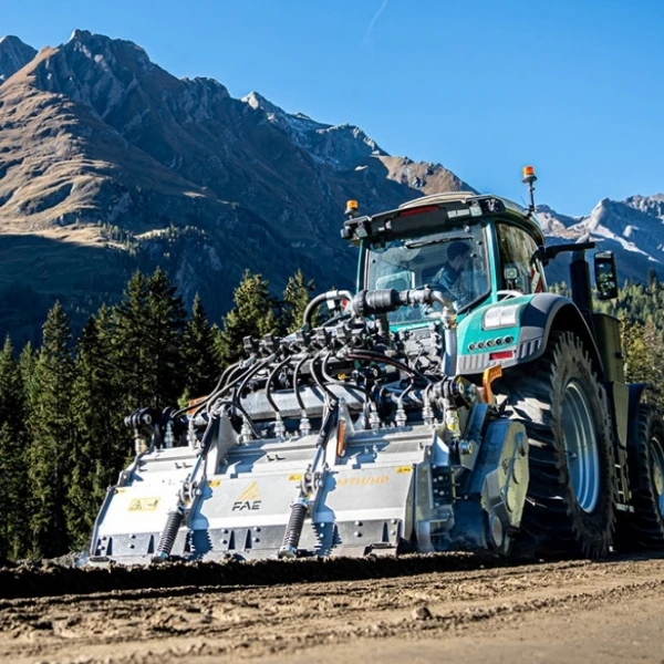 FAE MTH 250, FAE MTH HP 250, FAE MTH 225 y FAE MTH HP 225 trabajando en obra con tractor en GRUPOCIBSA.