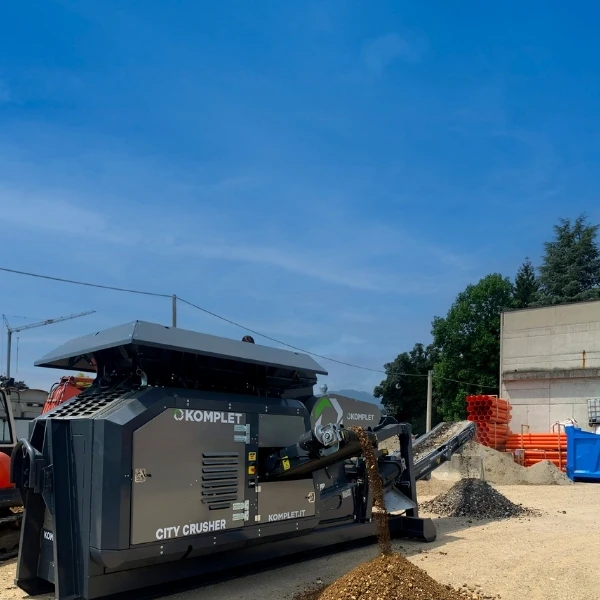 Komplet CITY CRUSHER trabajando en reciclaje de escombros en obra.